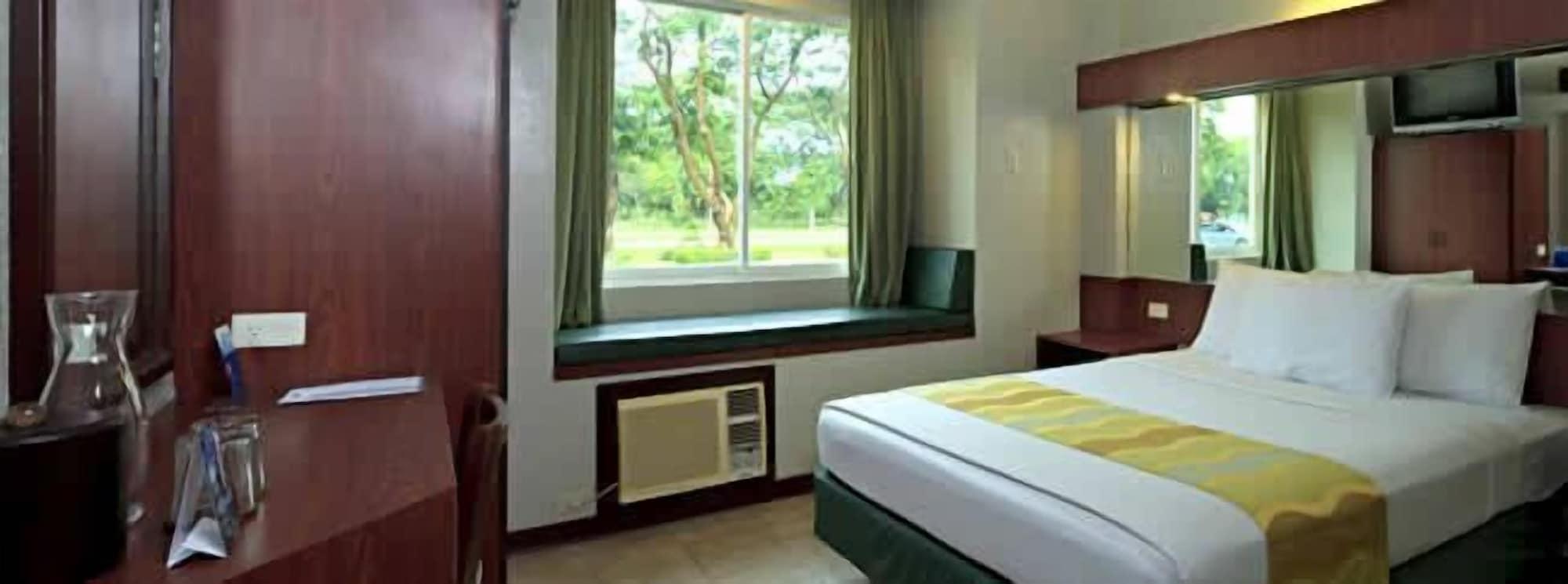 Microtel By Wyndham Tarlac Esterno foto