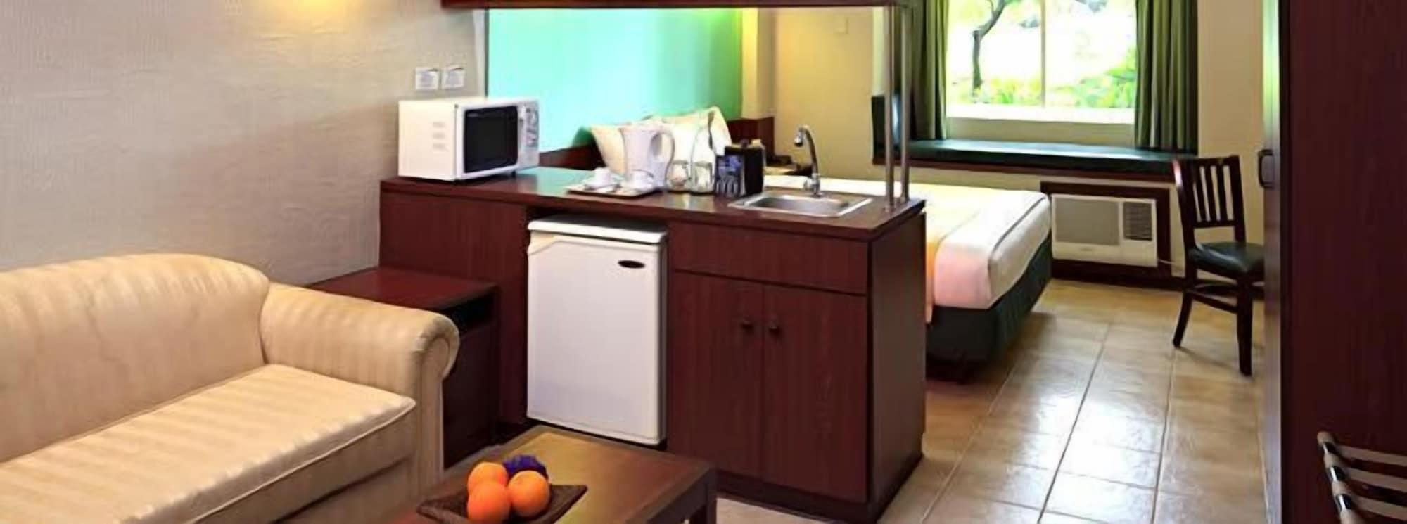 Microtel By Wyndham Tarlac Esterno foto