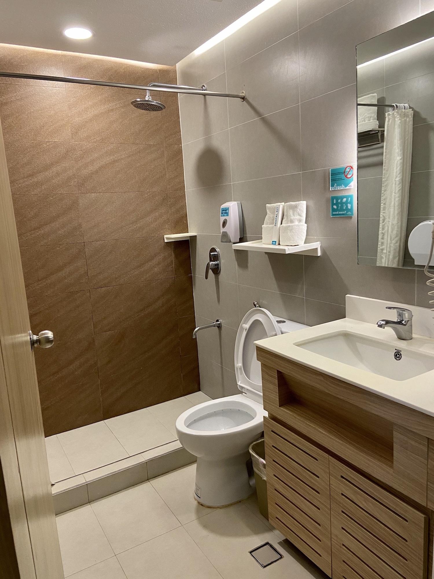 Microtel By Wyndham Tarlac Esterno foto