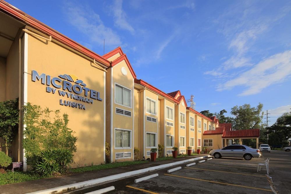 Microtel By Wyndham Tarlac Esterno foto