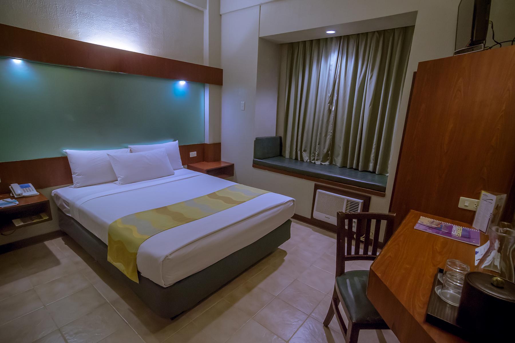 Microtel By Wyndham Tarlac Esterno foto