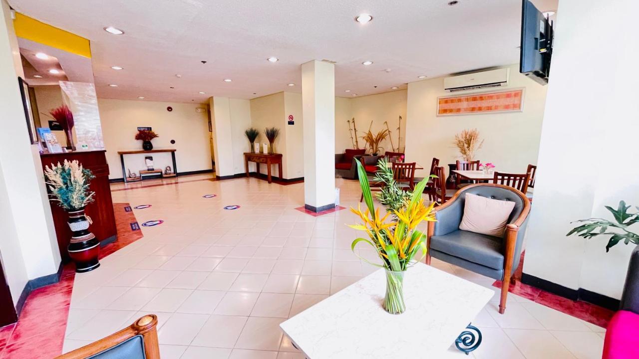 Microtel By Wyndham Tarlac Esterno foto