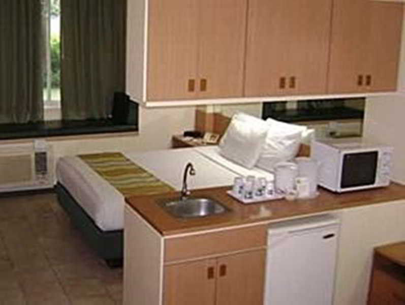Microtel By Wyndham Tarlac Esterno foto