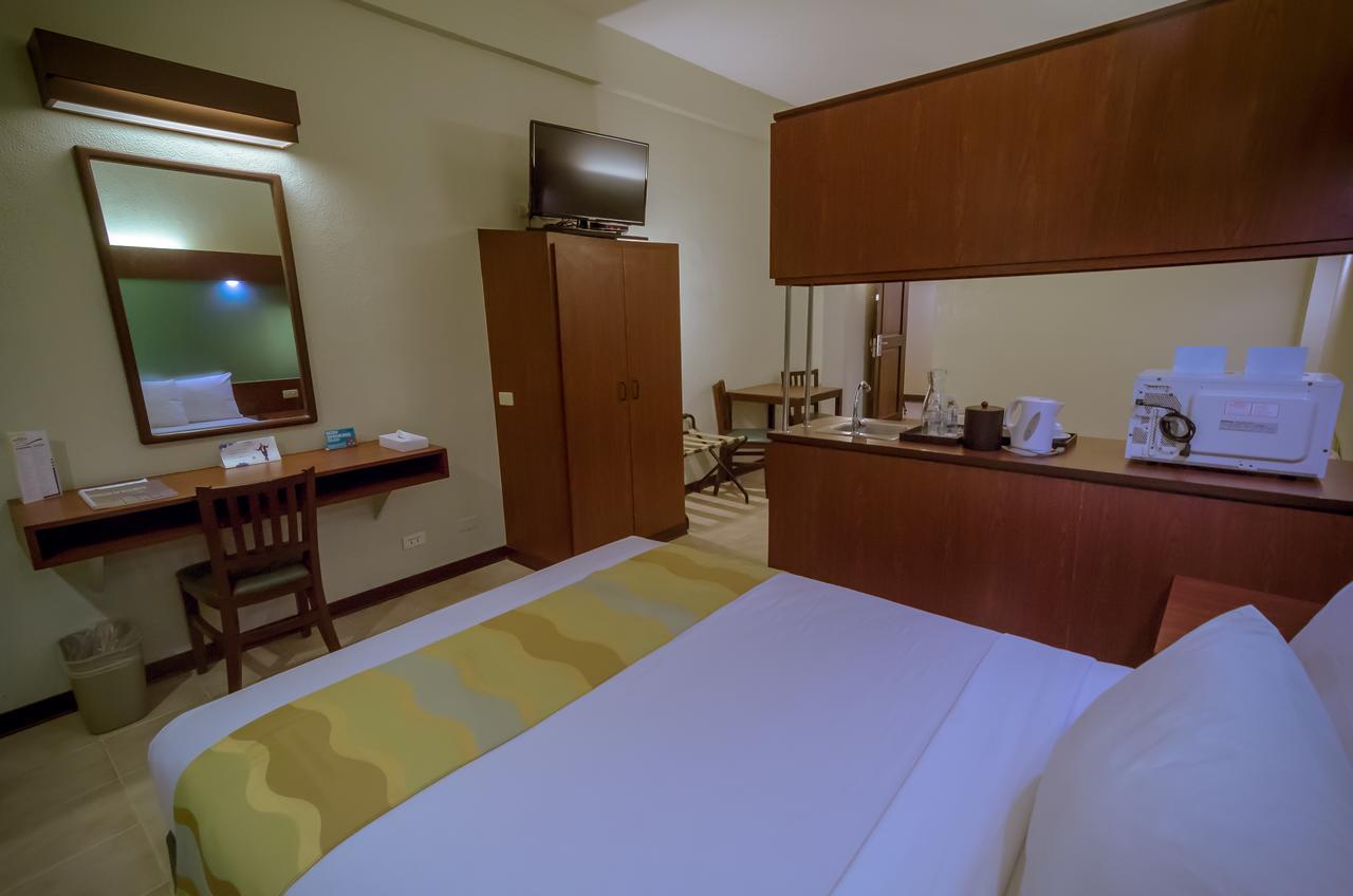 Microtel By Wyndham Tarlac Esterno foto