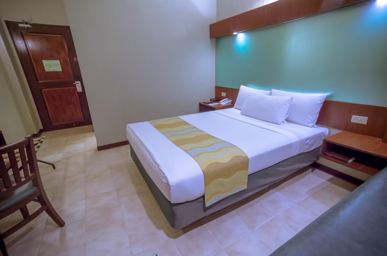 Microtel By Wyndham Tarlac Esterno foto
