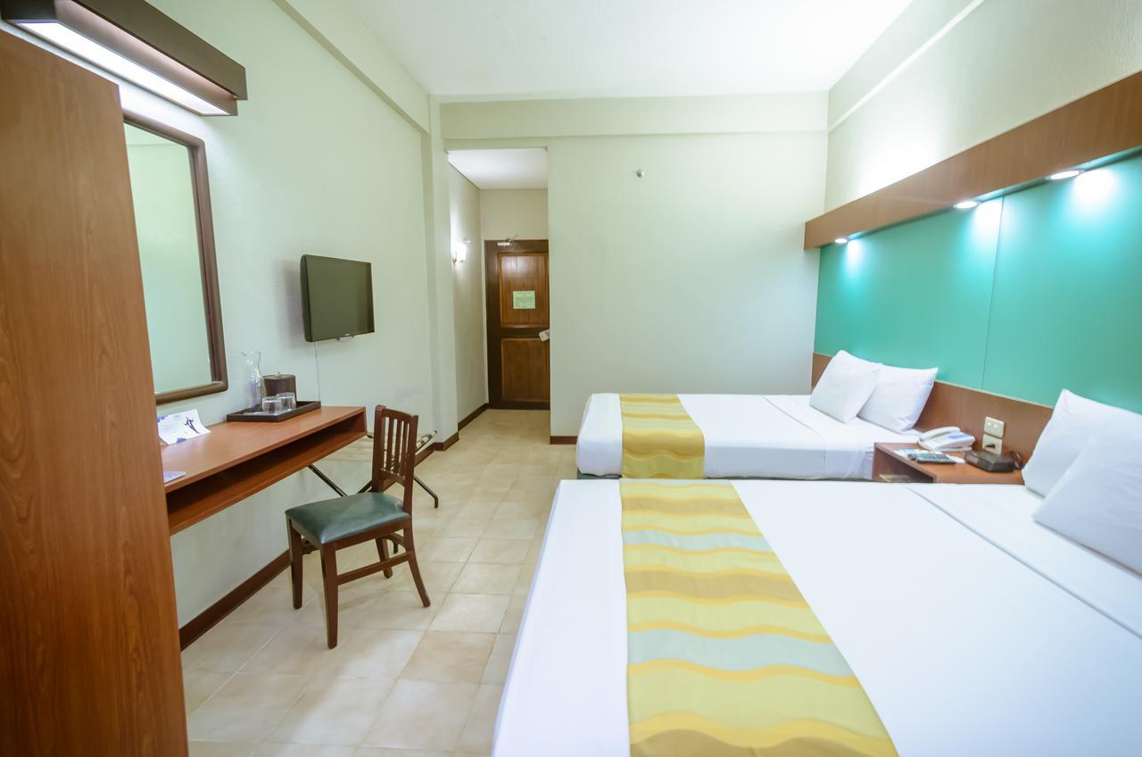 Microtel By Wyndham Tarlac Esterno foto