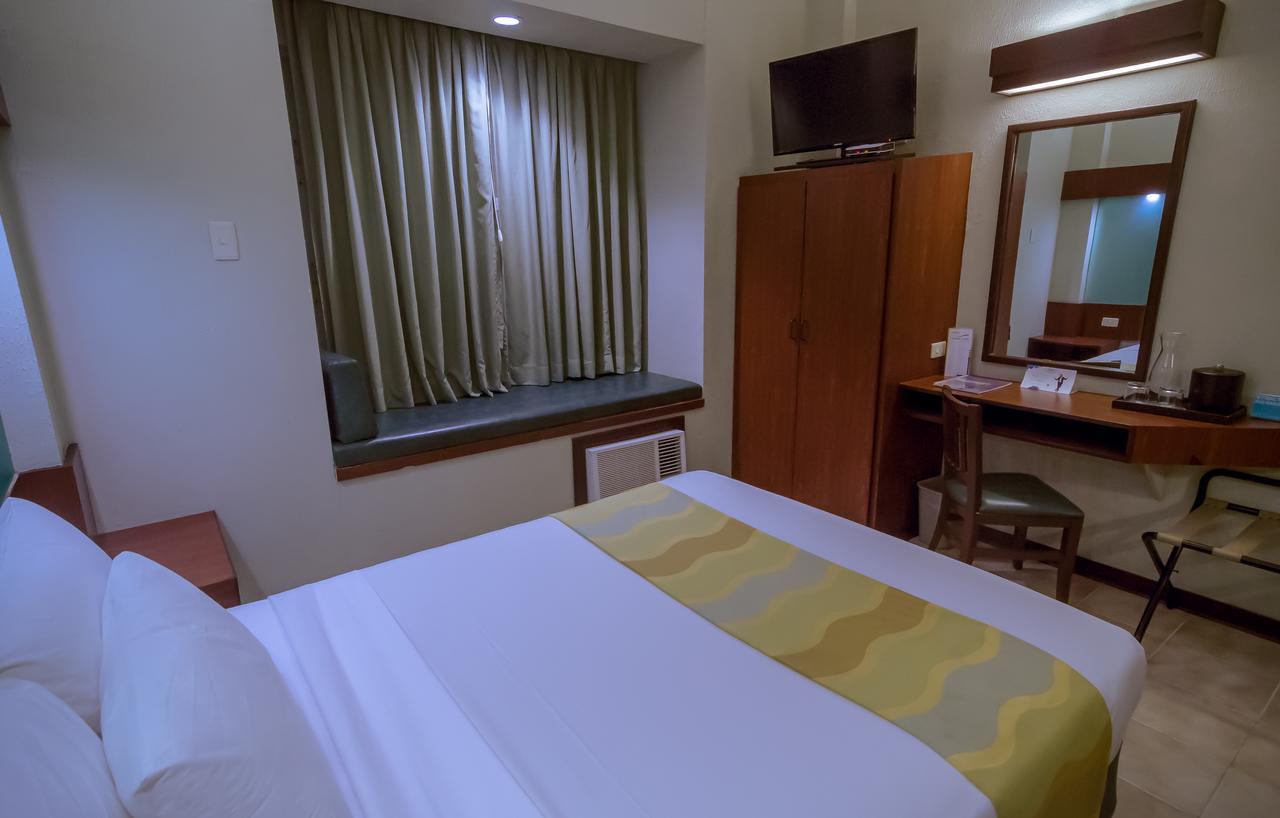 Microtel By Wyndham Tarlac Tarlac City Esterno foto