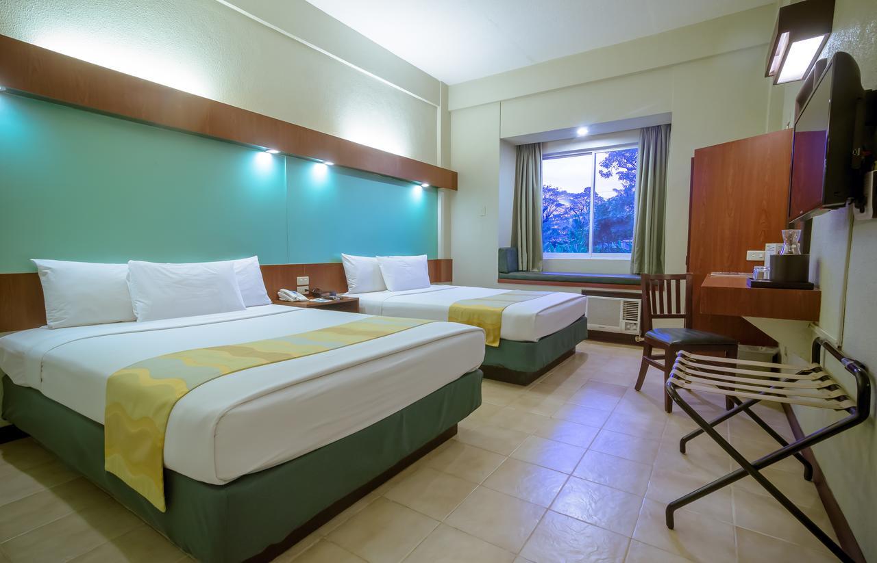 Microtel By Wyndham Tarlac Esterno foto