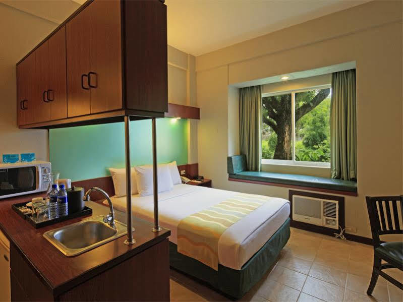Microtel By Wyndham Tarlac Esterno foto
