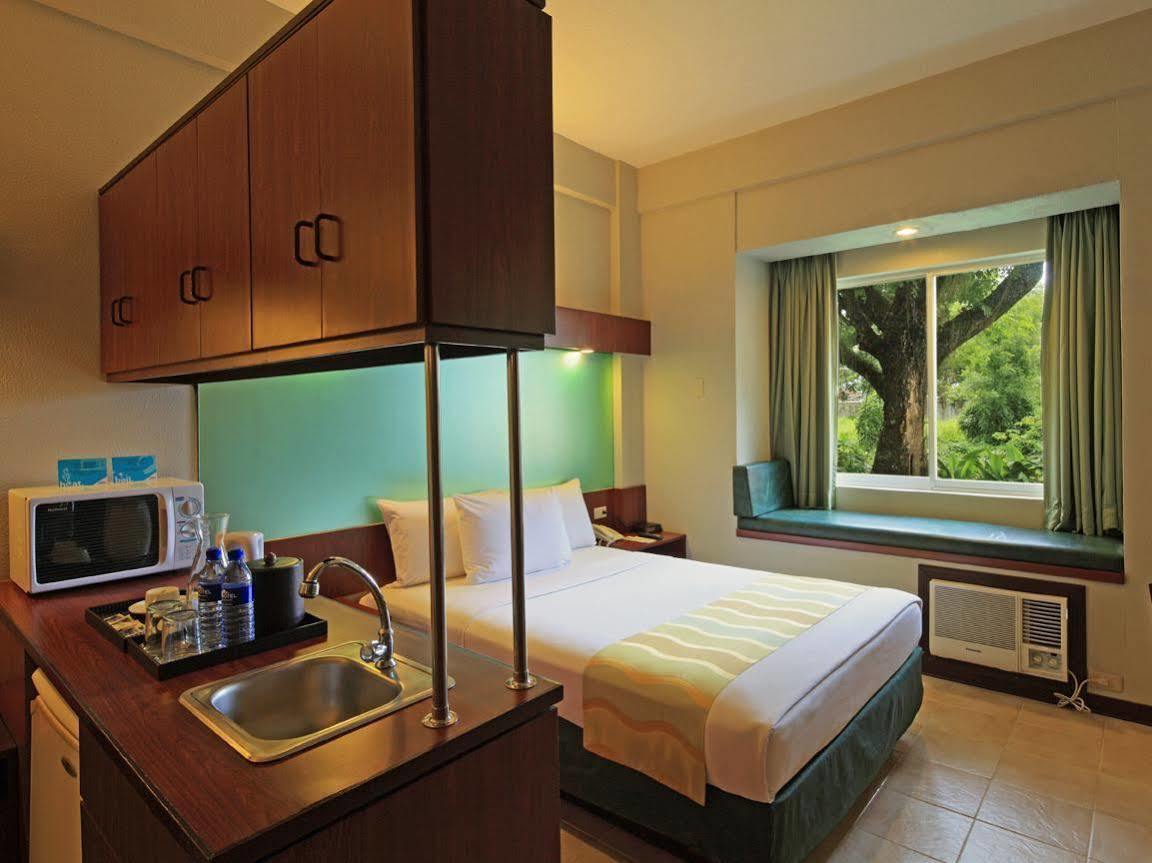 Microtel By Wyndham Tarlac Esterno foto